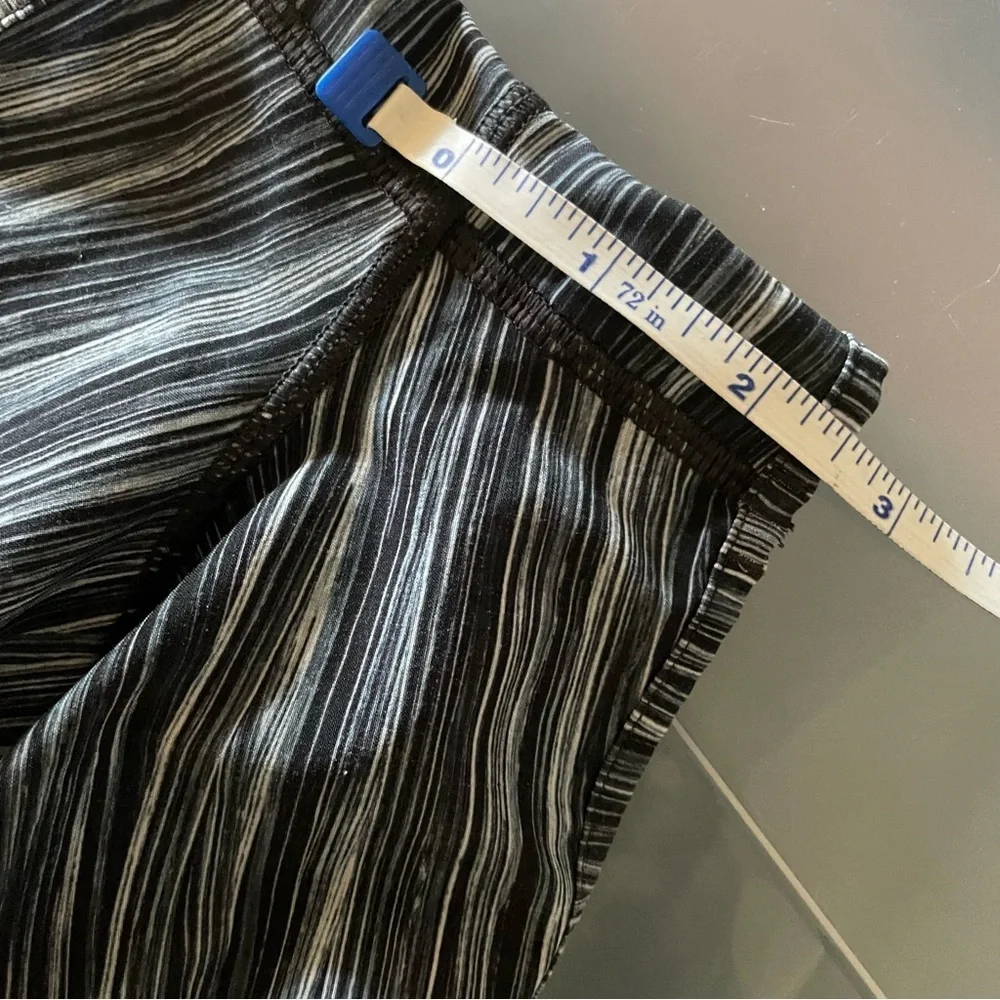 Lululemon hotty hot shorts size 6 Regular